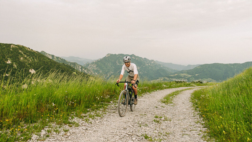 Das Canyon Grail Gravel Bike mit Rahmentasche und Wasserflaschen für Langstrecken und Abenteuer im Gelände.